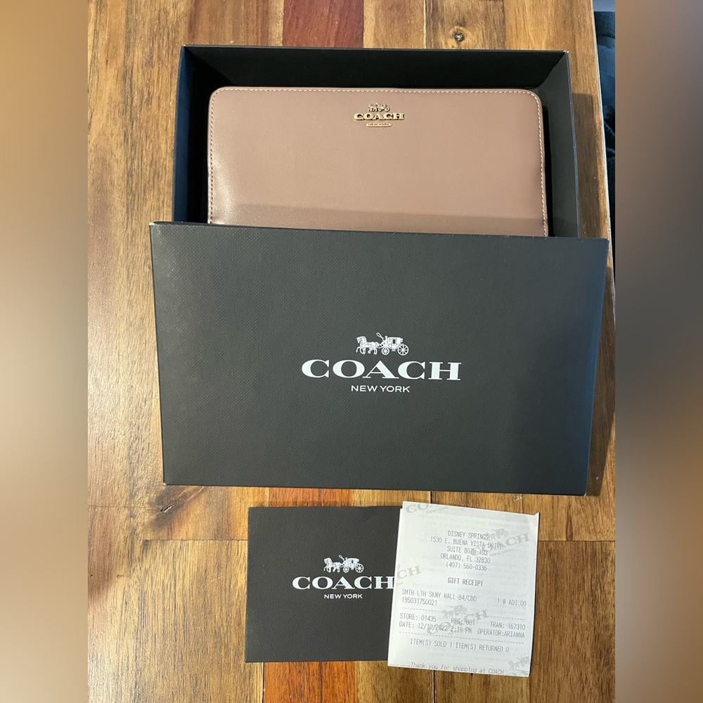 COACH leather wallet - Picture 2 of 9